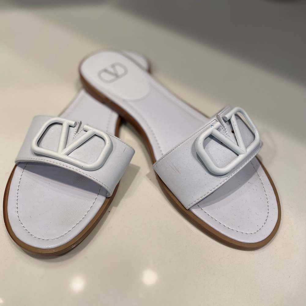 Flat Valentino slip on